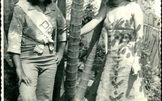 'Estudantes no jardim do Educandário Dom Alexandre durante desfile cívico '1960 a 1979