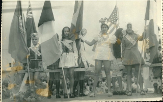 Rosângela Dirceu, Suely do Zico e outras garotas estudantes com bandeiras de Portugal, Bélgica, Brasil, Estados Unidos e França '1960' a 1979