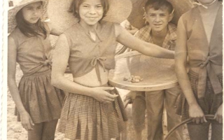 'Rosélia Simões e outros jovens com vestimentas de camponeses durante desfile cívico '1960 a 1979