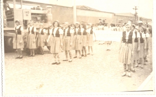 'Adelina, Neusa e Dinalva entre outros estudantes em desfile com trajes de camponesas '1960 a 1979