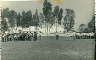 Apresentação no Estádio Quinzinho Nery em comemoração ao sesquicentenário da independência do Brasil, vendo-se a fanfarra, estudantes, autoridades e uma faixa do Sindicato Rural de Campos Altos '1972 a 1972