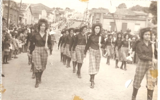 'Estudantes em desfile com uniforme na Rua Dr. Getúlio Portela, vendo-se a Casa Domingos e a Rua Palestina ao fundo 1960 a 1979