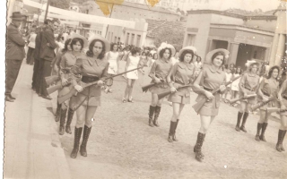 'Estudantes em desfile pela Rua Dr. Getúlio Portela, entre elas Elenice, Gentil, Amélia, Luiza e Darlene '1960 a 1979