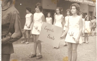 'Estudantes em desfile pela Rua Dr. Getúlio Portela, entre elas Eleuza Landinho, Hellen, Rosângela, Jaqueline e Magda  1960 a 1979