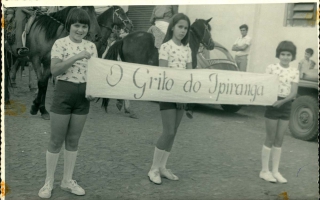 segurando uma faixa com os dizeres O Grito do Ipiranga 1960 a 1979