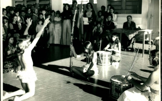 'Grupo de pessoas em festa na Escola Estadual Padre Clemente de Maleto, entre elas o prefeito Chico Raimundo 1960 a 1979