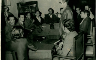 'Foto-montagem mostrando a mesa e o plenário de uma reunião, vendo-se Israel Pinheiro, Benedito Valadares, José Maria Alkmin e Geraldo Guimarães, entre outros. 1960 a 1979'