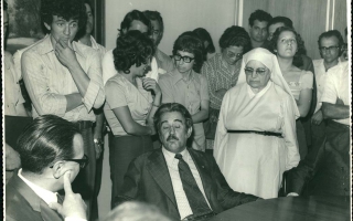 'Reunião de assinatura de contrato com a CEMIG vendo-se o prefeito Chico Raimundo, Madre Emanuella Favale, Maria Augusta, Iolanda Domingos e outros  1970 a 1979