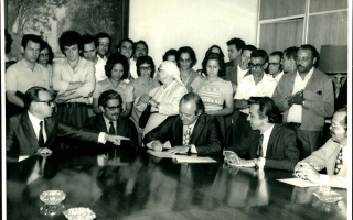 'Reunião de assinatura de contrato com a CEMIG vendo-se o prefeito, Chico Raimundo, Padre Jonas, Tânia Domingos, Maria Augusta, Madre Emanuella Favalle, Leônidas, Laurici e outro '1970 a 1970