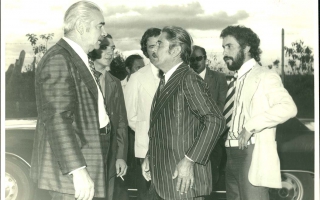 Chico Raimundo, prefeito, acompanhado por indivíduos não-identificado '1970 a 1979