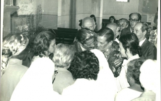 Raimundo, prefeito, sendo saudado por pessoas dentro de uma igreja, entre elas Carlos Adolfo de Oliveira (Boiadeiro) 1970 a 1979