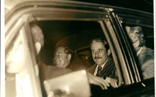 'Chico Raimundo, prefeito, e Aureliano Chaves, governador do Estado, dentro de automóvel 1970 a 1979