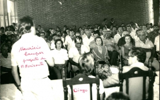 Maurício Campos, prefeito de Belo Horizonte, discursando durante reunião no Clube Social de Campos Altos com a presença de Marisa, Wander Evangelista, Elza Camilo, e dezenas de outras pessoas Década de 70