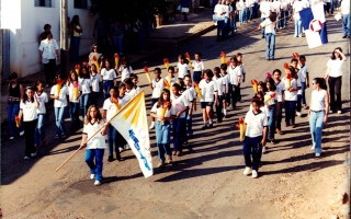 'Grupo de estudantes da Escola Estadual Deiró Borges em desfile pelas ruas da cidade