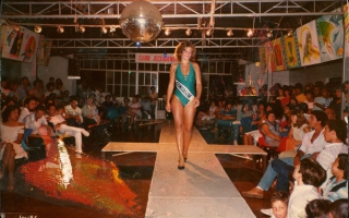'Desfile de beleza no Clube Jaceabense de Uberaba, vendo-se Miss Contagem de maiô sobre a passarela Década 80
