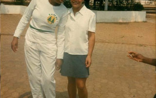 'Belinda e amiga em uniforme durante desfile cívico na Praça Benedito Valadares Década de 80