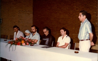 'Reunião no Clube Social, vendo-se à mesa João Bosco, Madre Emanuelle, o Prefeito Geraldo Barbosa Leão e outros Década de 80