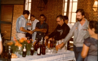 'Prefeito Geraldo Barbosa Leão e outros servindo-se no Clube Social após reunião Década de 80