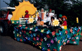 'carro alegórico', 'fantasia', '', 'Carro alegórico alusivo ao Sítio do Pica-pau Amarelo, com crianças fantasiadas Década de 70