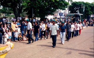 'Desfile cívico, assistido por multidão na Praça Benedito Valadares ANO 2000