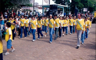 'Estudantes uniformizados em desfile cívico pela Praça Benedito Valadares. ano 2000