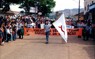 Estudantes do pimentinha em desfile cívico pela Praça Benedito Valadares, com Maiara carregando a bandeira de Campos Altos ano 2000