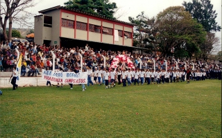 'Estudantes da Escola Estadual Deiró Borges em desfile cívico no gramado do Estádio Municipal Quinzinho Nery ano 2000