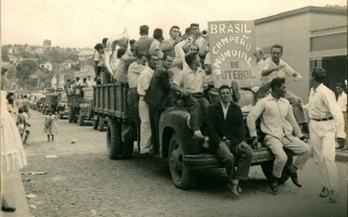 'Retirar suporte secundário colado', '', 'comemoração', 'futebol', 'caminhão', 'banda ', 'Comemoração pela vitória da Copa do Mundo de Futebol de 1958 pelo Brasil década de 50
