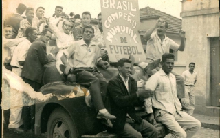 'Retirar suporte secundário colado', '', 'comemoração', 'futebol', 'caminhão', 'banda ', 'Comemoração pela vitória da Copa do Mundo de Futebol de 1958 pelo Brasil' década de 50