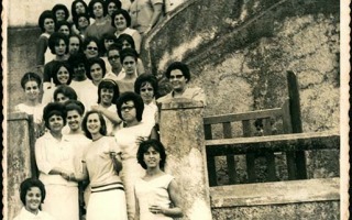 'Grupo de profesoras reunidas na escadaria da residência de Orlando Lemos durante uma reunião, vendo-se Didi Leão, Iolanda entre outras década de 60