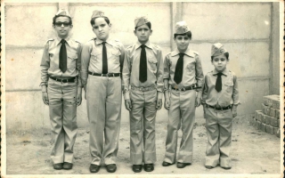 'Walter, Marco Aurélio, Fausto, Weber e outra ciança em uniforme da ECT posando para fotografia década de 60