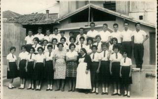 Estudantes do EDA, entre eles Maria Helena Caetano Domingos, reunidos com as professoras Iolanda e Maria do Carmo e com a Madre Emanuela Favale década  60
