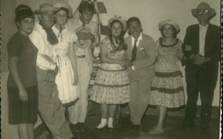 'Ruth Falco, Geraldo Guimarães, Judith, Geraldo Lima, Helena, Tatão, Ivete e Túlio Alvim em festa junina década de 60