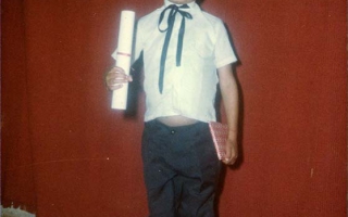 'Fotos do aluno José Roberto em estúdio com diploma e uniformizado década de 80