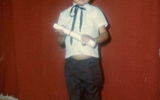 'Fotos do aluno José Roberto em estúdio com diploma e uniformizado década de 80