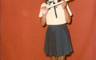 'Fotos da aluna Claudinele em estúdio com diploma e uniformizado década de 80