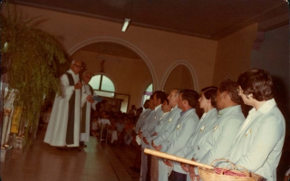 'Missa na Igreja Matriz Santa Terezinha com o Padre Marques a direita da foto e outras pessoas não identificadas década de 80