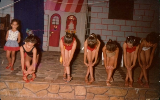 'Festa de formatura da turma de 1982 do Educandário Dom Alexandre, na foto da direita para esquerda as alunas Érica, Élcia, Oscarlina, Rosilene, Emília e Lexe década de 80