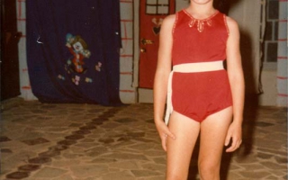 'Festa de formatura da turma de 1982 do Educadário Dom Alexandre, na foto a aluna Emília, filha da Sra. Maria José Guimarães década de 80
