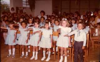 'Festa de formatura da turma de 1984 da Escola Estadual Elizena Leão, foto do alunos em posição de juramento década de de 80