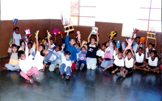 'Crianças da Creche Municipal Júlio César recebendo brinquedo ano 2000