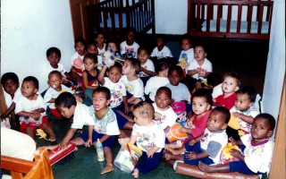 'Crianças da Creche Municipal Júlio César recebendo brinquedos ANO 2000