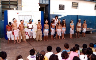 'Apresentação da Escola Municipal Amélia Franco sobre o Descobrimento do Brasil, crianças não identifcadas vestidas de índios ano 2000