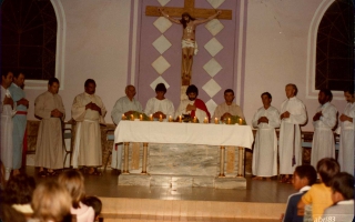 'Evento da Semana Santa na Igreja Matriz de Santa Terezinha, no lado esquerdo Antônio Ramos e João Ramos e no lado direito Sr, Paulo da Olaria década de 80