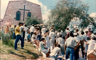 'Encontro de Folias de Reis, grupos subindo a escadaria do Santuário. década de 90