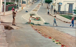 'Ruas enfeitadas para a procissão de Corpus Christi, no lado esquerdo da foto Cabo Campinas década de 90
