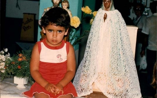 'Sala dos milagres', 'Criança identificada como Ana Machado sentada em cima do altar da Sala dos Milagres do Segundo Santuário de Nossa Senhora Aparecida década de 9