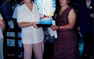 'Missa na Igreja de São Sebastião, entrando com a imagem de Maria, vestida com vestido xadrez Gasparina , ao seu lado Zélia e ao fundo no lado direito com roupas azuis Valmira década de 90