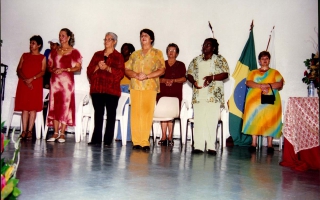Emanuela Favale no ano de 2005, começando da esquerda para direita Maria Luiza, Marilene Senna, Iolanda Domingos, Isabel, Zélia, Ordália, Sueli Resende, Neta (cabelereira) década de 90