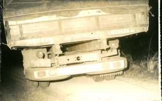'Parte traseira de caminhão estacionado na rodovia' década de 70